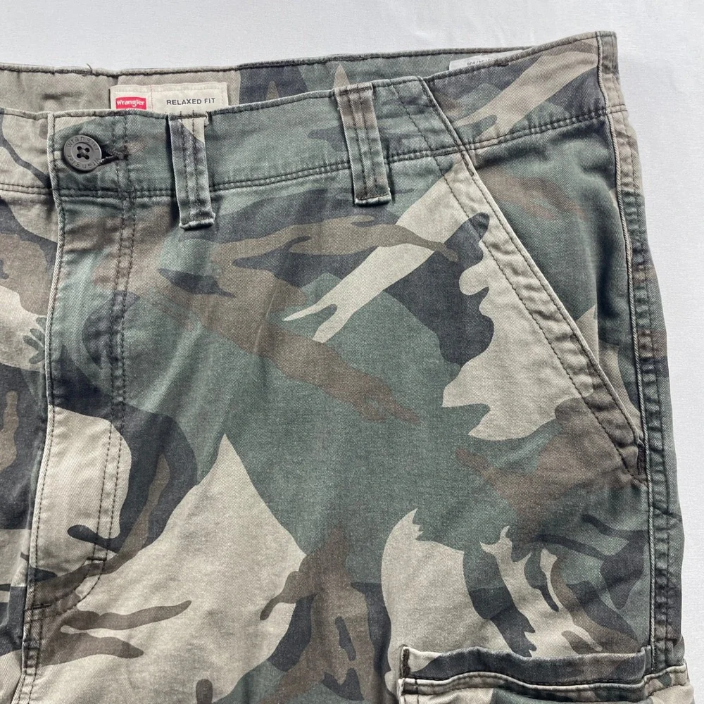 Wrangler Mens Relaxed Fit Camo Cargo Shorts Green Brown Size 44x10 112336219